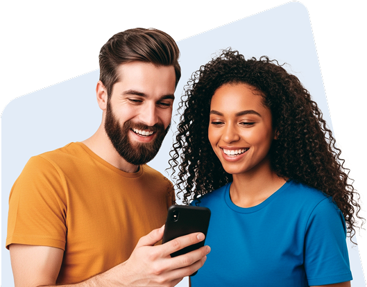 Casal utilizando o Moura Fácil em um smartphone