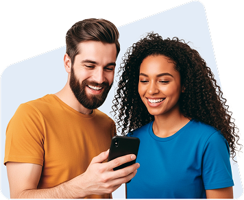 Casal utilizando o Moura Fácil em um smartphone