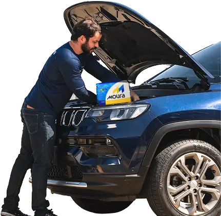 Carro com um especialista trocando instalando uma bateria Moura